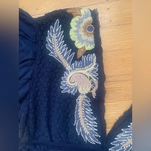 EUC FREE PEOPLE NAVY-BLUE FLORAL FLUTED HI-LOW DEEP V-NECK BLOUSE SIZE XS/FITS S - Picture 8 of 14